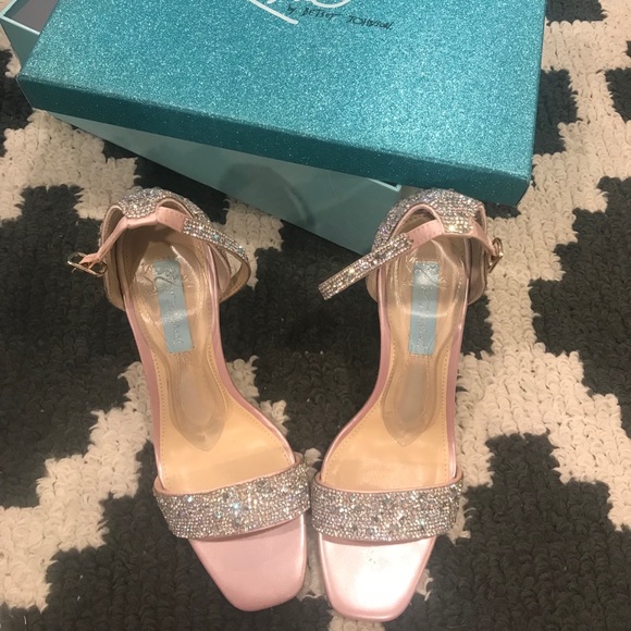 Petal Pink size 8.5 Betsy’s Johnson Blue - Picture 1 of 4